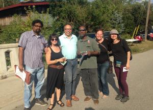 Des membres de la caravane avec George Elliott Clarke, poète officiel du Canada, au festival Eden Mills Writers. Caravan members with George Elliot Clarke, Parliamentary Poet Laureate, at the Eden Mills Writers' Festival.