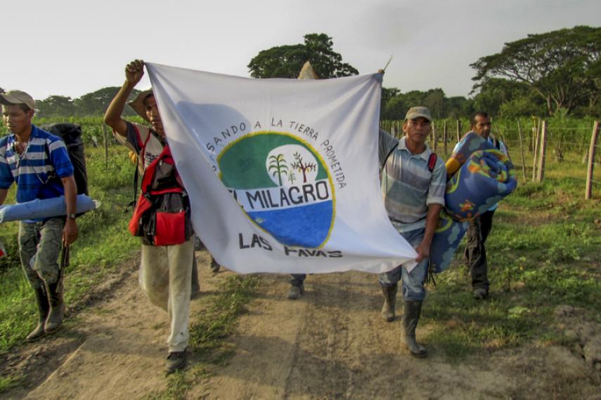 Las Pavas: après avoir été violemment expulsés, des membres de la communauté regagnent  leur terre. 