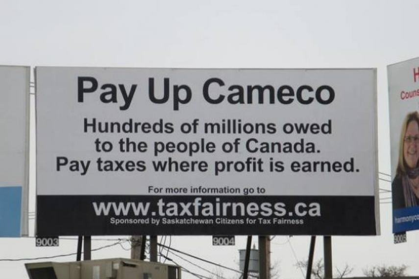 Un panneau publicitaire à Saskatoon sur l'évasion fiscale de Cameco