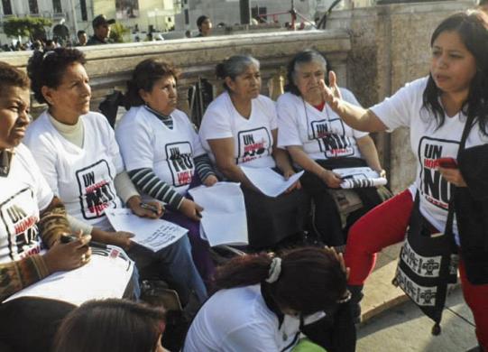 « Un homme ne viole pas » María Ysabel Cedano (à droite) discutant avec des femmes dans le cadre de la campagne « Un homme ne viole pas »