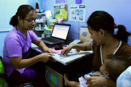Planification familiale dans un centre de santé communautaire de Manille.