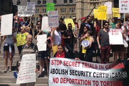 Manifestation sur la colline du Parlement à Ottawa