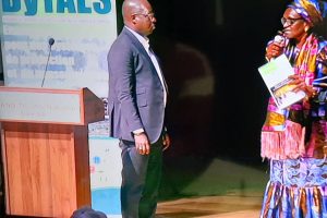mariam-handing-report-to-minister-of-environment_855x570