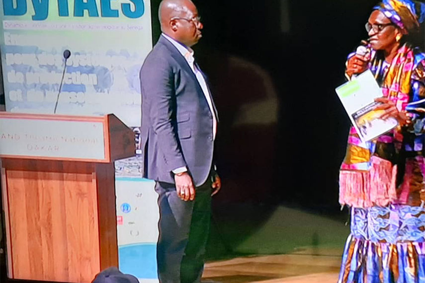 mariam-handing-report-to-minister-of-environment_855x570